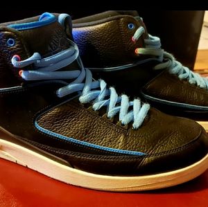 Jordan Retro 2 Black & Carolina blue
